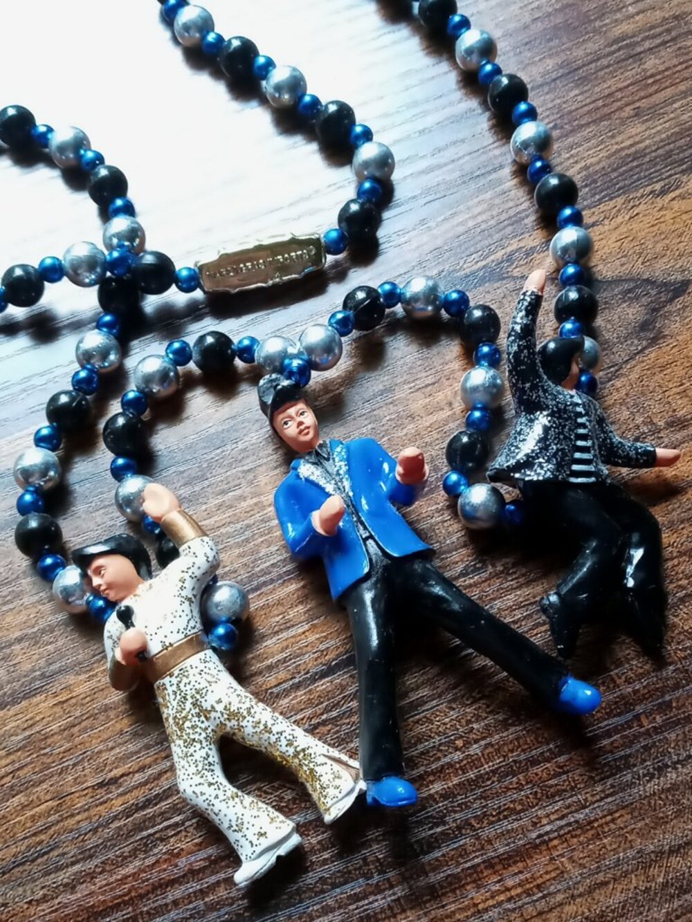 Vintage Mardi Gras Throw Bead Necklace w/3 Elvis Presley Figurines 🕺🎙️🎸⚡️ - Picture 2 of 16